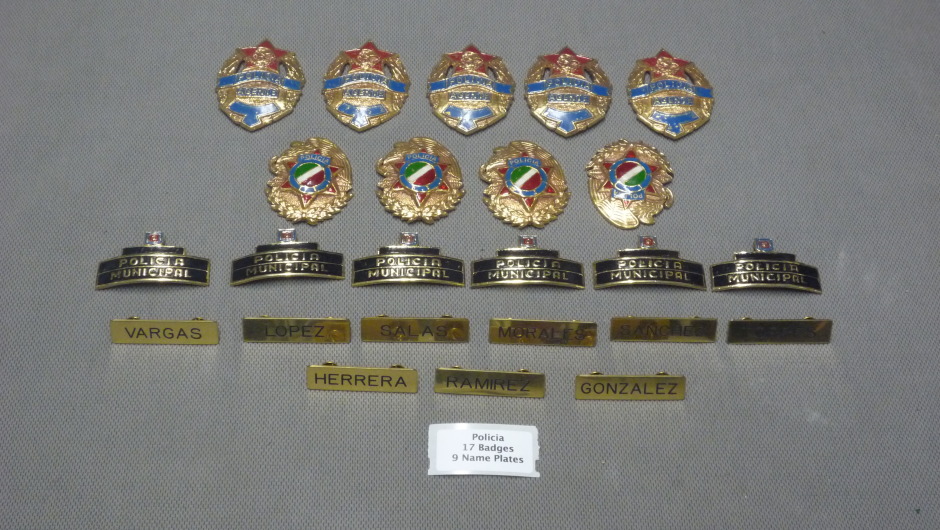 policia 17 badges 9 name plates.jpg